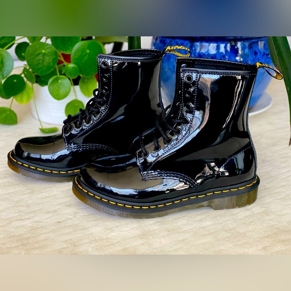 Excellent condition. Patent leather Dr.Martens size 8.5 (US). Black.
